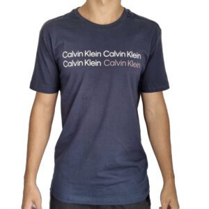 Camiseta Calvin Klein com uma estampa emborrachada