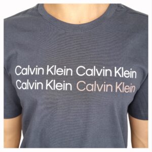 Camiseta Calvin Klein com uma estampa emborrachada