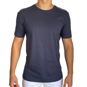camiseta azul marinho com estampa no ombro