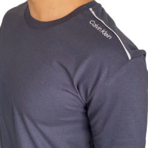camiseta azul marinho com estampa no ombro